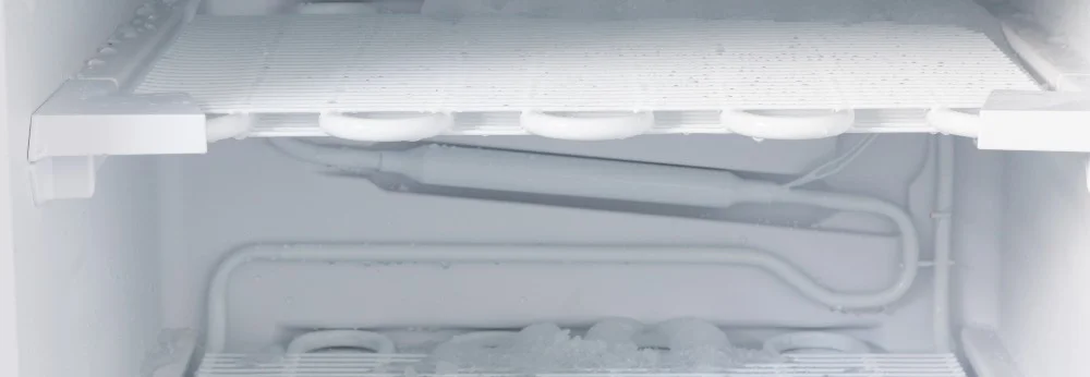 Leerer Kühlschrank von innen